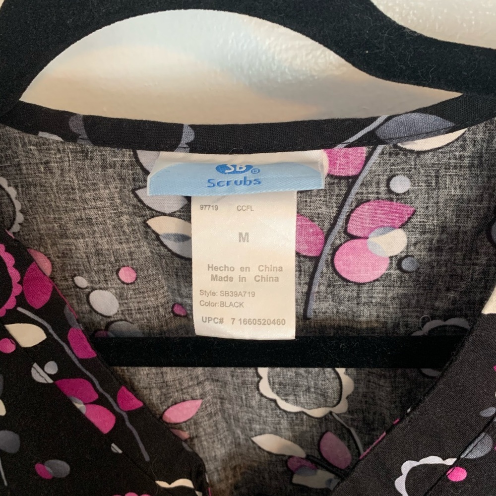 •scrub set• - Picture 2 of 6